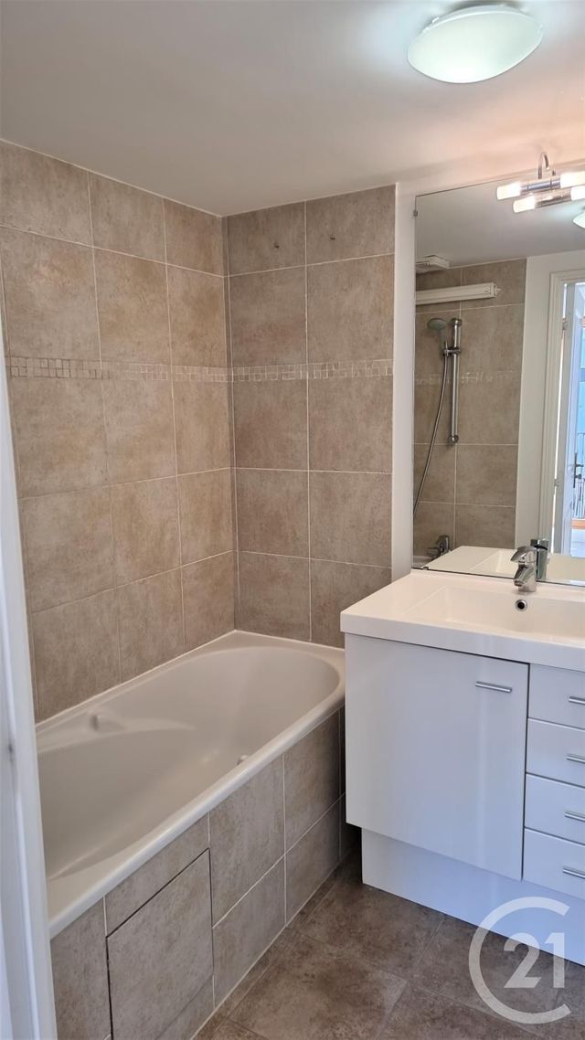 Afficher la photo en grand Appartement à vendre - 2 pièces - 45.5 m2 - PARIS - 75019 - ILE-DE-FRANCE - Century 21 Prestige Montmartre