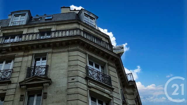 Afficher la photo en grand Appartement à louer - 2 pièces - 72.33 m2 - PARIS - 75018 - ILE-DE-FRANCE - Century 21 Prestige Montmartre