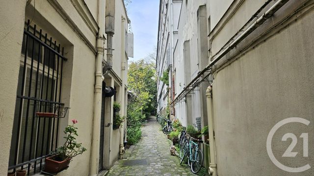 Afficher la photo en grand Appartement F1 à vendre - 1 pièce - 39.55 m2 - PARIS - 75018 - ILE-DE-FRANCE - Century 21 Prestige Montmartre