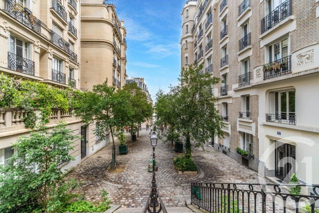 Appartement 2 pièces à vendre - 2 pièces - 42.21 m2 - PARIS - 75018 - ILE-DE-FRANCE - Century 21 Prestige Montmartre